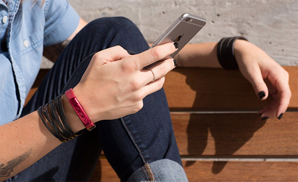 Jawbone UP3 Red фитнес-браслет на руке